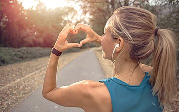 Joggerin Foto: Joggerin formt aus ihren Händen ein Herz.