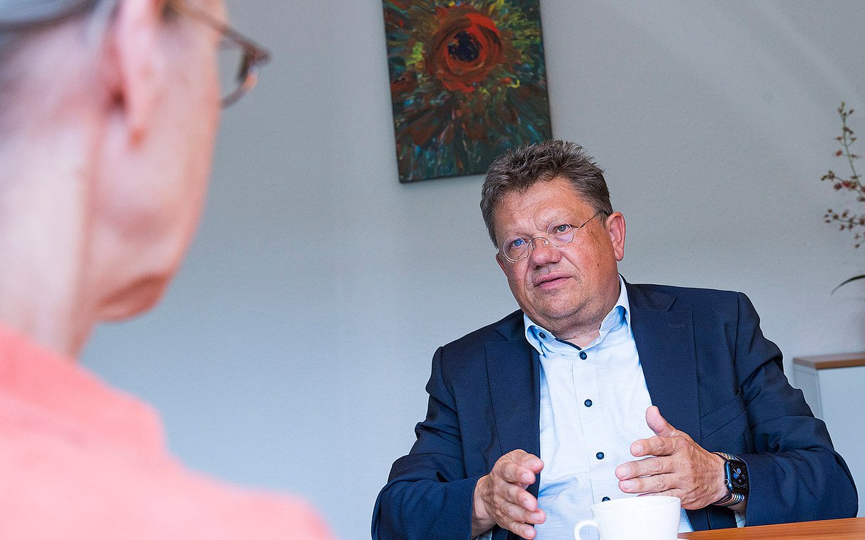 Foto von Redakteurin Änne Töpfer im Gespräch mit Andreas Philippi