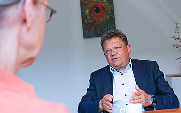 Foto von Redakteurin &Auml;nne T&ouml;pfer im Gespr&auml;ch mit Andreas Philippi