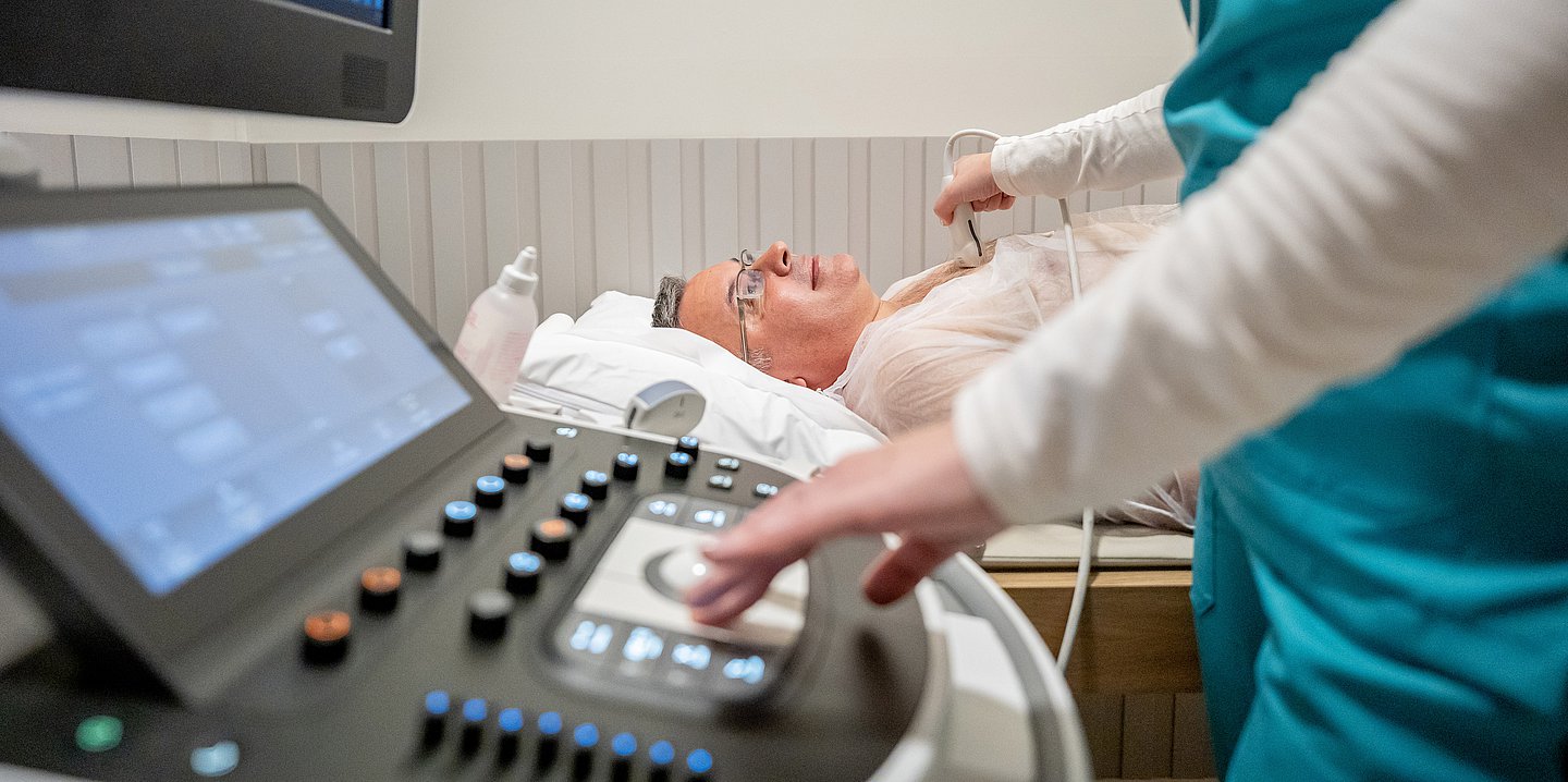 Foto: Pflegekraft macht bei einem Patienten ein EGK.