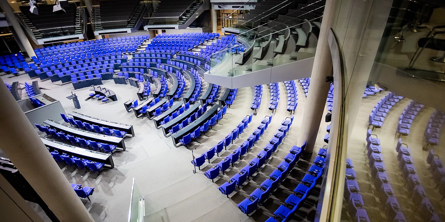 Foto: Plenarsaal des Bundestags von oben.