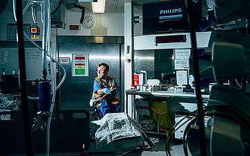 Foto eines Schockraums von innen, in dem sich Charité-Arzt Dr. Leopold Rupp befindet