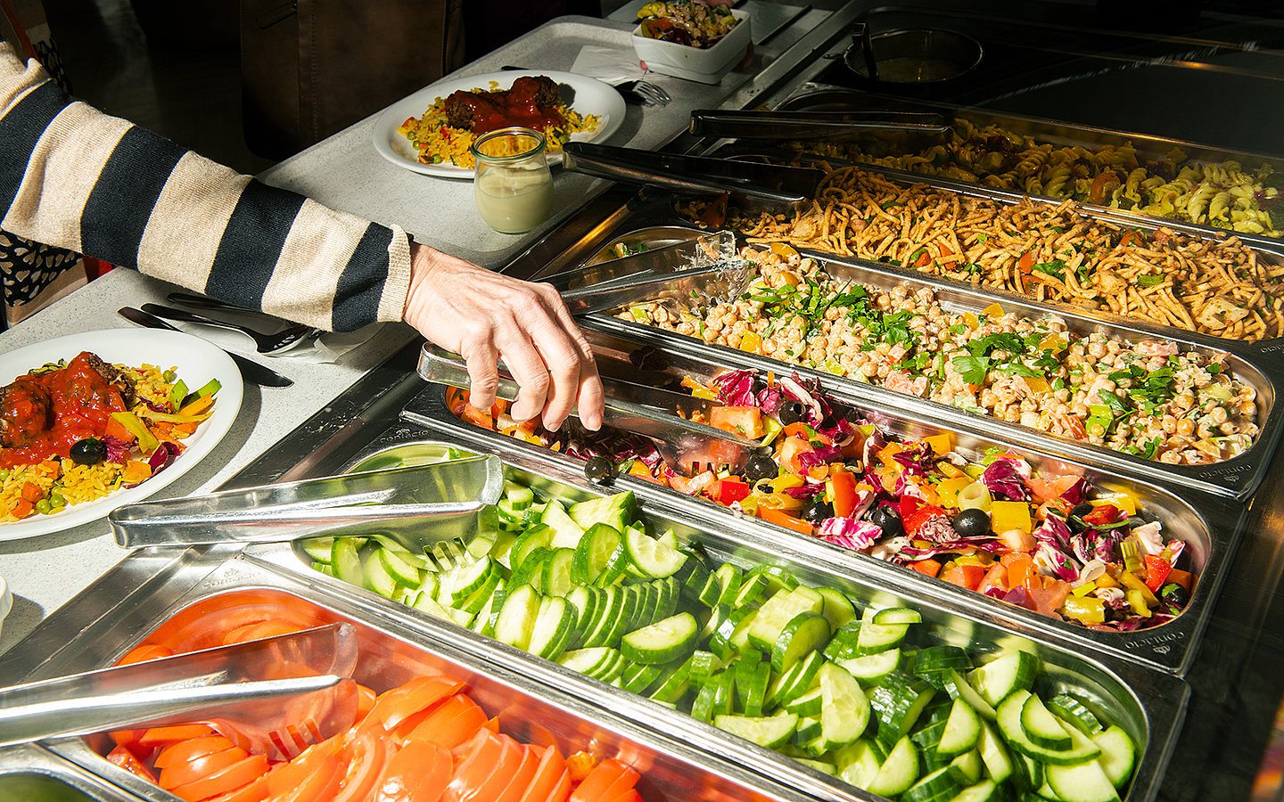 Foto eines Salatbuffets in einer Klinikkantine