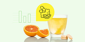 Illustration zeigt eine halbierte Orange neben einem Glas voll Wasser und drei Vitamintabletten. Im Hintergrund sind ein Balkendiagramm und in einem gelben Kreis Zitrusfr&uuml;chte und Pillen angedeutet.