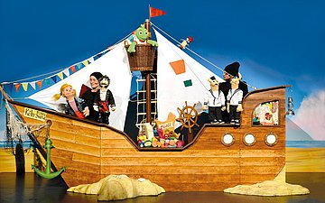 Jolinchens Seereise Szenenfoto mit einem Schiff aus Jolinchens Seereise