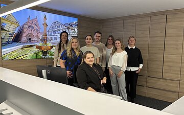 Die Belegschaft des KundenCenters Bretten steht im Servicebereich den neuen KundenCenters.