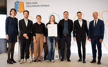 Foto 3.Preis – Peer to Peer Gruppenfoto mit sieben Personen: Die Preisträger mit Emmi Zeulner MdB (CSU, Erste v.l.)
