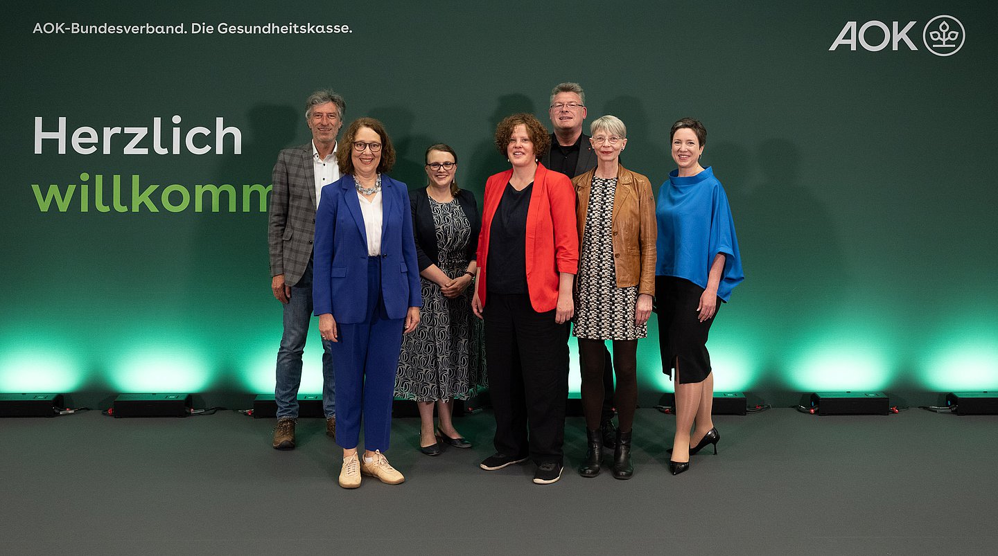 GruppenfotoDie Preisträger 2024 und ihre Laudatoren (v.l.): Gerhard, Schröder, Dr. Christina Berndt, Rebecca Beerheide, Dr. Vivian Pasquet, Knut Lambertin, Martina Keller, Dr. Susanne Wagenmann