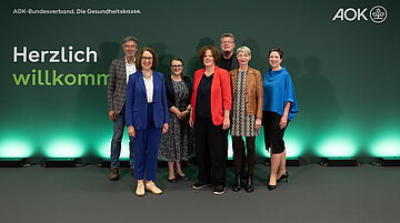 GruppenfotoDie Preistr&auml;ger 2024 und ihre Laudatoren (v.l.): Gerhard, Schr&ouml;der, Dr. Christina Berndt, Rebecca Beerheide, Dr. Vivian Pasquet, Knut Lambertin, Martina Keller, Dr. Susanne Wagenmann