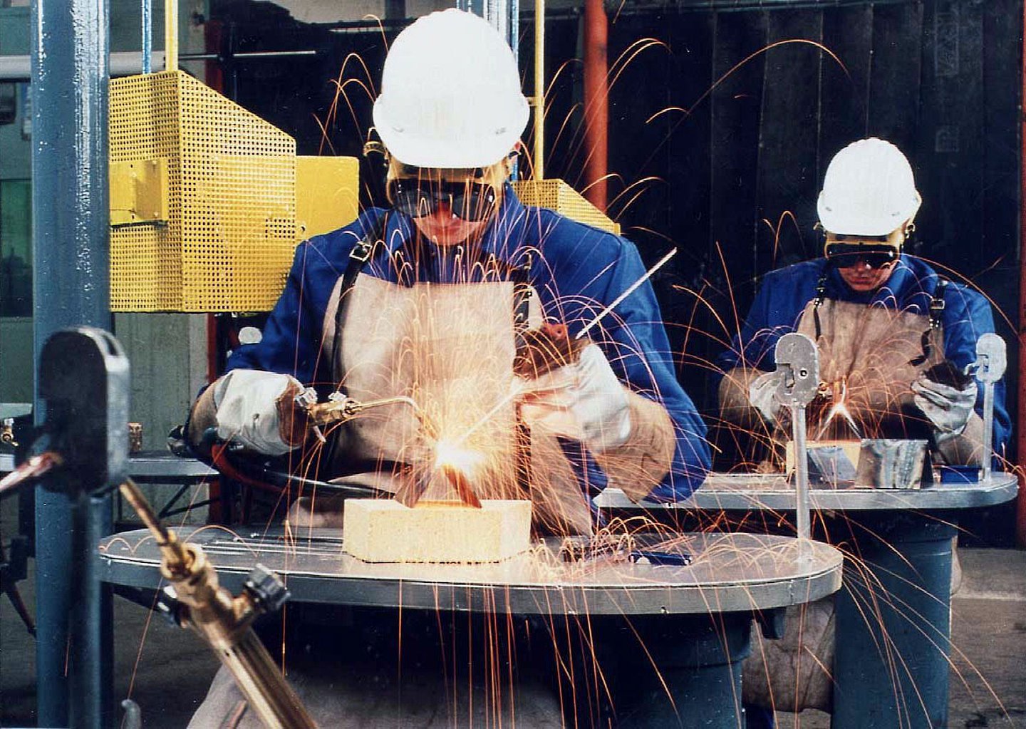 Foto: Zwei Schweißer bei der Arbeit.