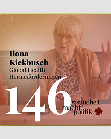 Das Cover des Podcasts. Der Titel im Vorderung, im Hintergrund sitz eine sprechende Frau. Das Cover ist br&auml;unlich gef&auml;rbt.