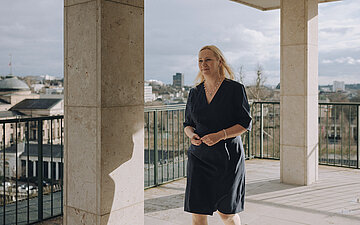 Diana Stolz, Gesundheitsministerin Hessen auf der Dachterrasse des Ministeriums. Im Hintergrund der Ausblick auf Wiesbaden.