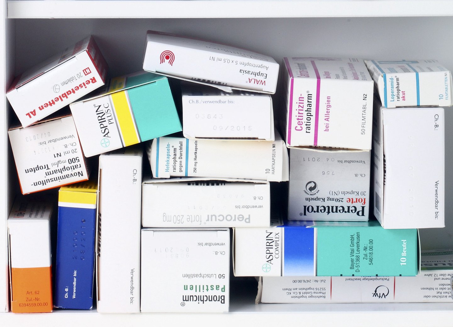 Foto zeigt den Ausschnitt eines Schranksmit mehreren Medikamenten gestapelt für die Hausapotheke 