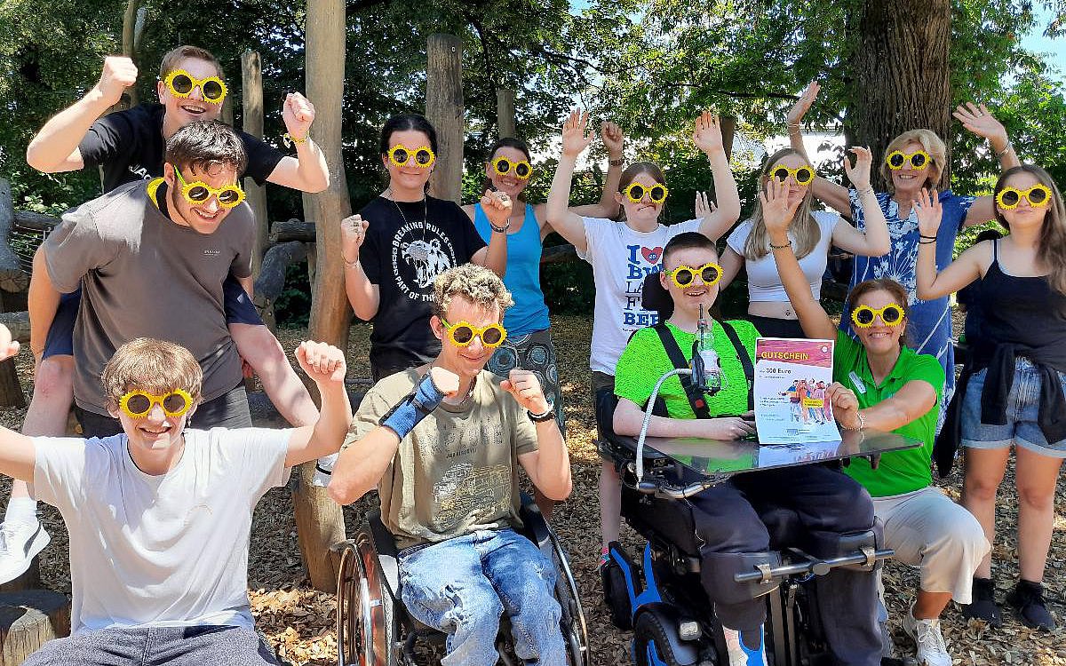 Kinder der Geschwister-Scholl-Schule Weingarten stehen und sitzen nebeneinander
