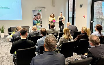 Ayse &Ouml;zbabacan und Cornelia Langenbeck sprechen vor dem Publikum des Stuttgarter Wirtschaftsforums 2026.