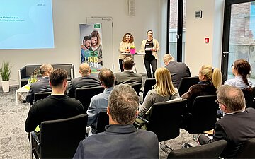 Ayse &Ouml;zbabacan und Cornelia Langenbeck sprechen vor dem Publikum des Stuttgarter Wirtschaftsforums 2026.