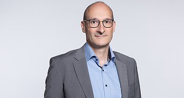 Das Foto zeigt ein Porträt von Joachim Henkel.