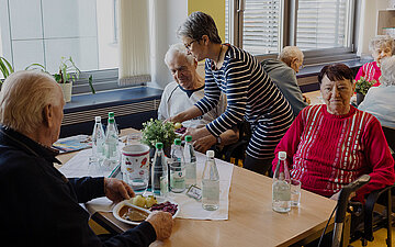 Foto: Patientinnen und Patienten im Speiseraum der Klinik.