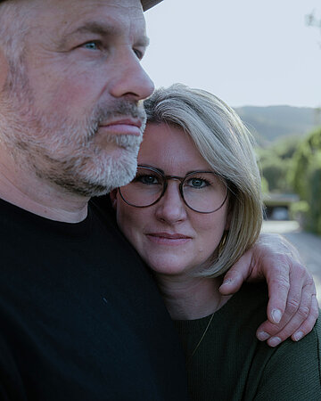 Foto: Markus Riepl umarmt seine Frau Lena.