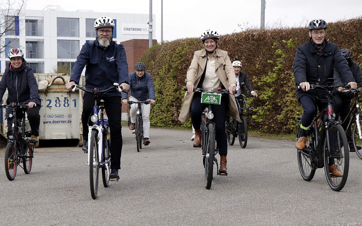 Die Organisatoren fahren Fahrrad.