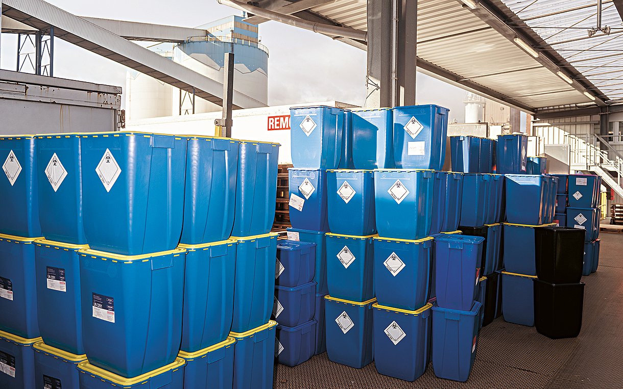 Foto von blauen Boxen in einem Maschinenraum