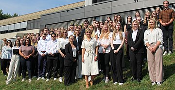 Ausbildungsstart in Westfalen-Lippe Das Foto zeigt Ilona Lehnert mit den neuen Auszubildenen der AOK NordWest vor dem AOK-Bildungszentrum in Dortmund.