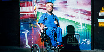 Fotovon Charit&eacute;-Arzt Dr. Leopold Rupp vor einer bunten Graffitiwand