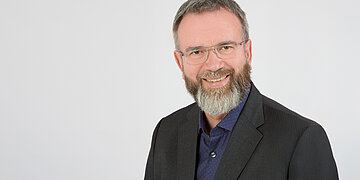 Portr&auml;t Prof. Dr. Stefan Gre&szlig;, Gesundheits&ouml;konom an der Hochschule Fulda