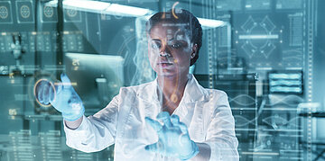 Eine &Auml;rztin arbeitet mit Daten auf einem holografischen Display.
