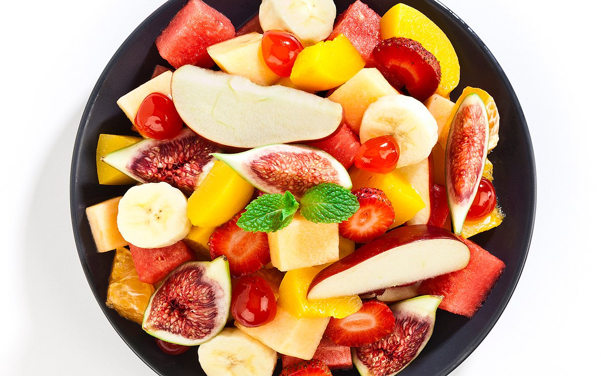 Foto einer Schale mit buntem Obstsalat