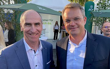 Foto mit Detlef Lamm, Vorstandsvorsitzender der AOK Hessen,(links) und Prof. Dr. Christian Raible, Staatsekret&auml;r im Hessischen Gesundheitsministerium