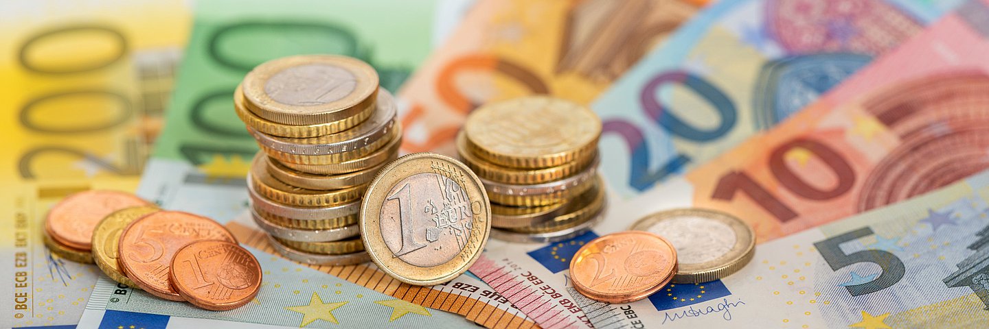 Auf dem Foto sind Euro-Scheine und Münzen zu sehen.