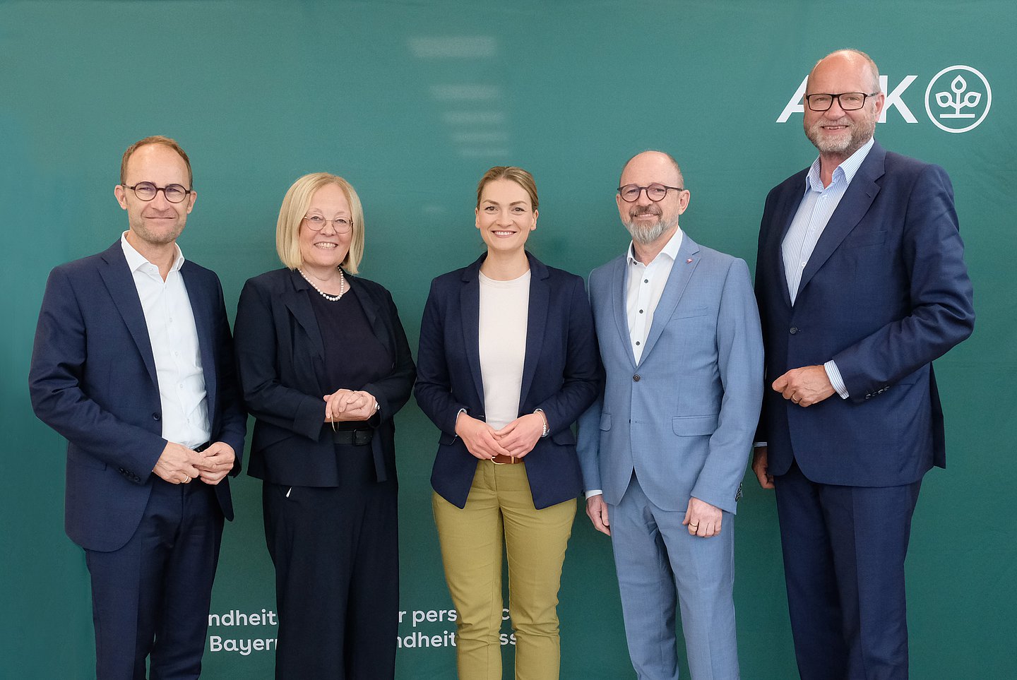 Im Bild von links nach rechts: Stephan Abele (stv. Vorsitzender des Vorstandes der AOK Bayern), Dr. Irmgard Stippler (Vorsitzende des Vorstandes der AOK Bayern), Judith Gerlach (bayerische Staatsministerin für Gesundheit, Pflege und Prävention), Frank Firsching (Vorsitzender des Verwaltungsrates der AOK Bayern) und Ivor Parvanov (alternierender Vorsitzender des Verwaltungsrates der AOK Bayern)