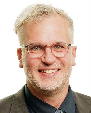 Foto: Porträt von Dr. Markus Beier, Bundesvorsitzender des Hausärztinnen- und Hausärzteverbandes.