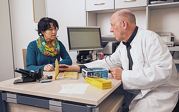Foto: eine Patientin wird vom einem Arzt beraten.