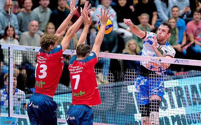 Spieler des SSC Karlsruhe am Volleyball-Netz