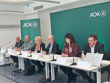 Foto zeigt sechs Teilnehmende beim Pressegespräch "Behandlungsfehler: Bilanz aus 25 Jahren AOK-Patientenberatung in Bayern"