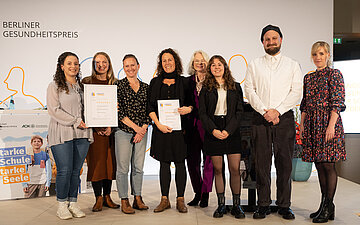 Gruppenfoto: Die Sonderpreistr&auml;ger mit Dr. Kirsten Kappert-Gonther MdB (B&uuml;ndnis 90/Die Gr&uuml;nen, Vierte .v.r.)