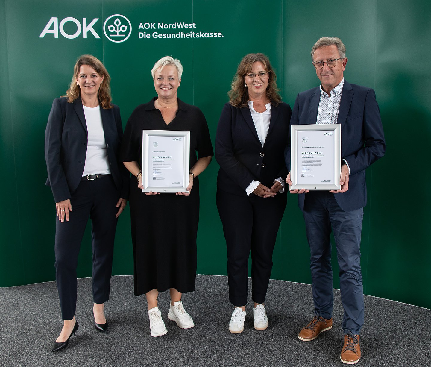 AOK-Landesdirektorin mit den Vertreterinnen und Vertreter der Praxisnetze in Westfalen-Lippe, die heute mit den QuATRo-Qualitätssiegel ausgezeichnet wurden.