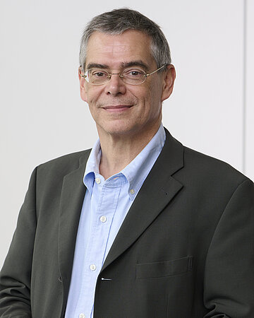 Prof. Dr. Dr. Andreas Heinz ist Sprecher des Deutschen Zentrums f&uuml;r psychische Gesundheit (DZPG) am Standort Berlin-Potsdam und Direktor der Klinik f&uuml;r Psychiatrie und Psychotherapie an der Charit&eacute; &ndash; Universit&auml;tsmedizin Berlin.
