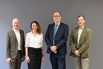 Foto PM Innovative Datenanalyse erkennt Reha-Bedarf Gemeinsames Projekt bei chronischen Rückenleiden (v. li.): Alexander Pröbstle, Direktor AOK-Direktion Würzburg, Jasmin Colga, stellvertretende Direktorin AOK-Direktion Würzburg, Dr. Harald Berger, Leiter der Abteilung Gesundheit und Teilhabe bei der DRV Nordbayern und Prof. Dr. Heiner Vogel, Leiter der Arbeitsgruppe Rehabilitationswissenschaften im Zentrum für Psychische Gesundheit des Universitätsklinikums Würzburg.