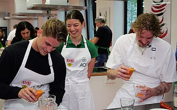 Ramon Hendriks und Nick Woltemade beim Absch&auml;tzen von Gewichtsangaben 
