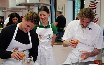 Ramon Hendriks und Nick Woltemade beim Abschätzen von Gewichtsangaben
