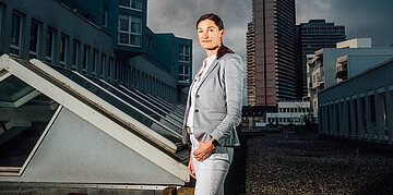 Foto: Prof. Dr. Nicole Skoetz, Vorsitzende des Deutschen EbM-Netzwerks, steht auf dem Dach ihres B&uuml;ros.