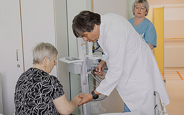 Foto: Mediziner Schnabel mit einer Patientin.