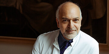 Foto von Prof. Dr. Jalid Sehouli, Direktor der Klinik f&uuml;r Gyn&auml;kologie mit Zentrum f&uuml;r onkologische Chirurgie an der Charit&eacute;