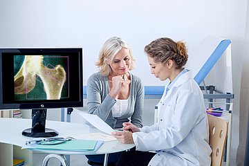 Eine Patientin und eine Ärztin sprechen über Ostoporose.