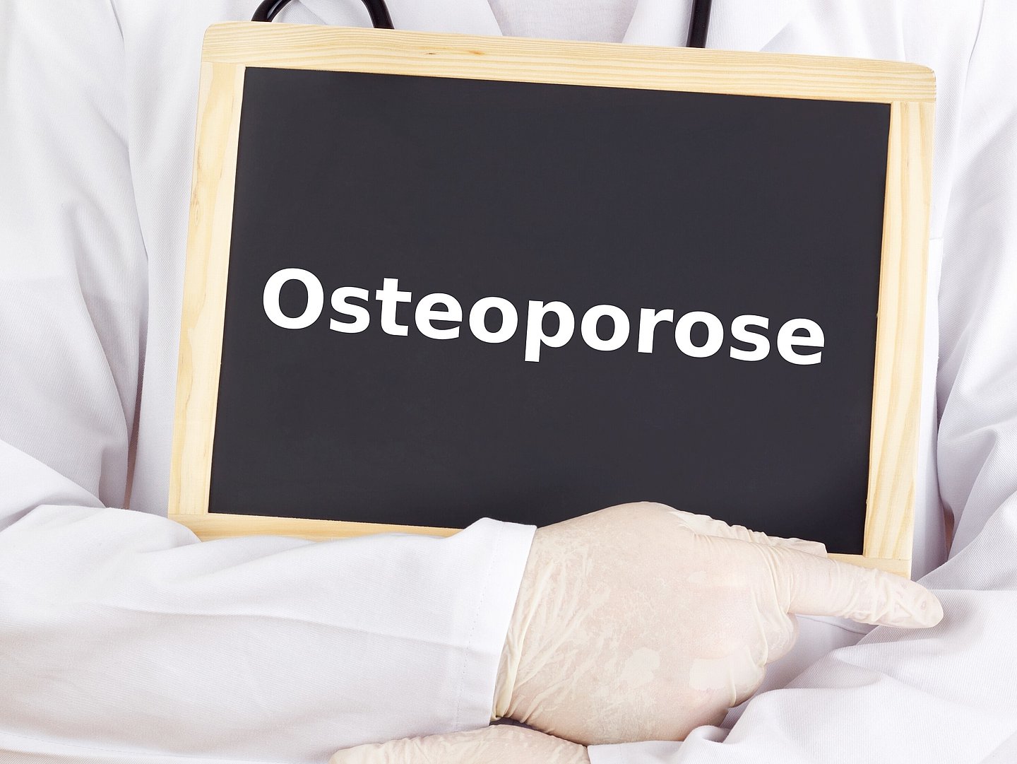 Auf einer Tafel steht Osteoporose.