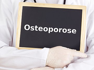 Osteoporose Auf einer Tafel steht Osteoporose.
