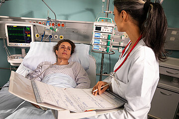 Eine &Auml;rztin im Gespr&auml;ch mit einer Patientin auf der Intensivstation